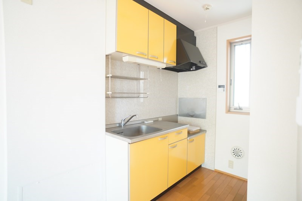 黄色がアクセントのキッチン