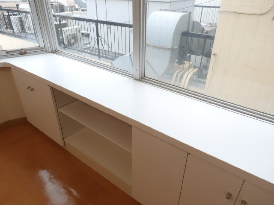 窓際にカウンターがあります。