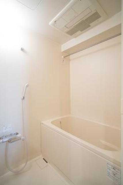 シンプルな浴室。※写真は同タイプ住戸です。