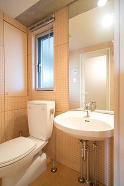 洗面台とトイレはお隣同士。※写真は同タイプ住戸です。