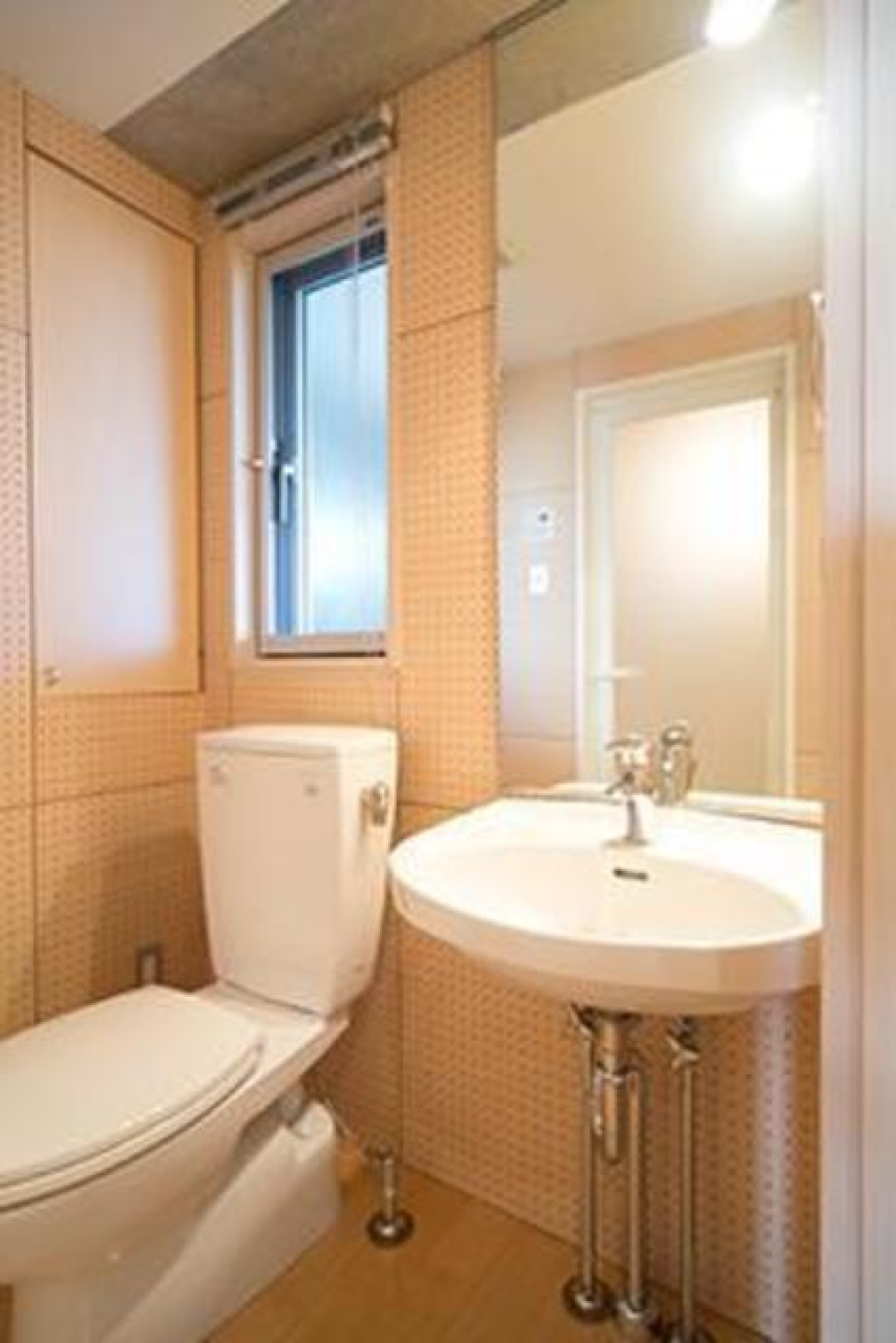 洗面台とトイレはお隣同士。※写真は同タイプ住戸です。