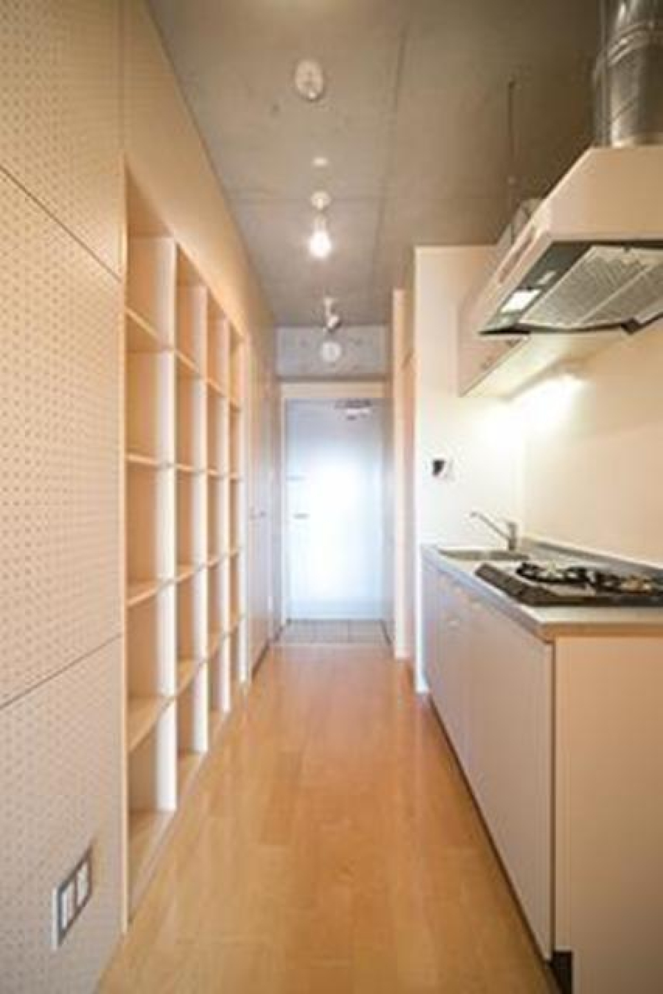 本棚はキッチンの反対側に。※写真は同タイプ住戸です。