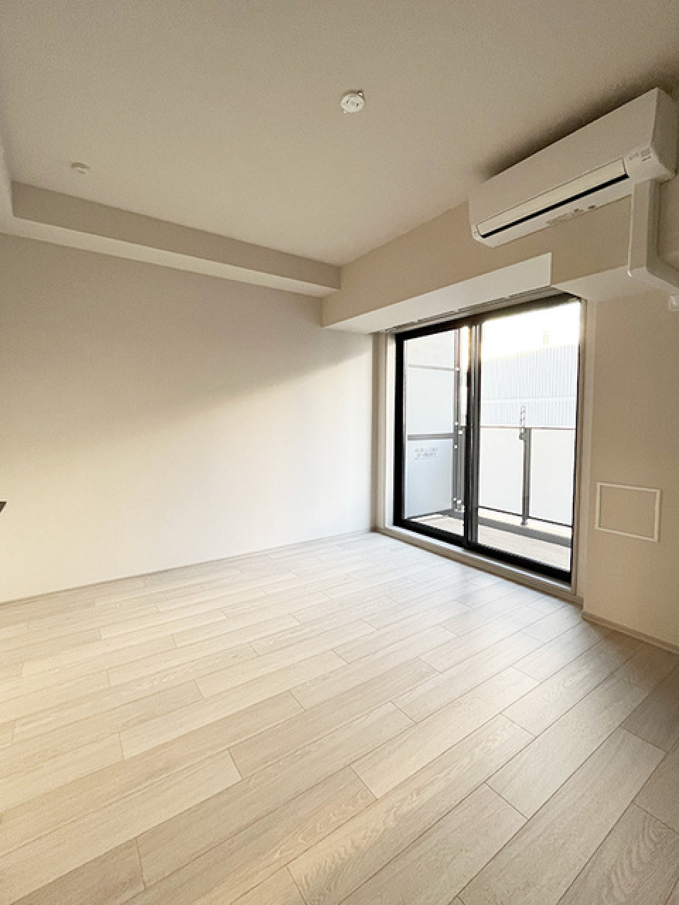 6.7帖の洋室です。光が入った時の様子。※写真は同タイプ住戸です。