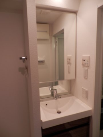 洗面台は洗濯機の横に置くことが出来ます。