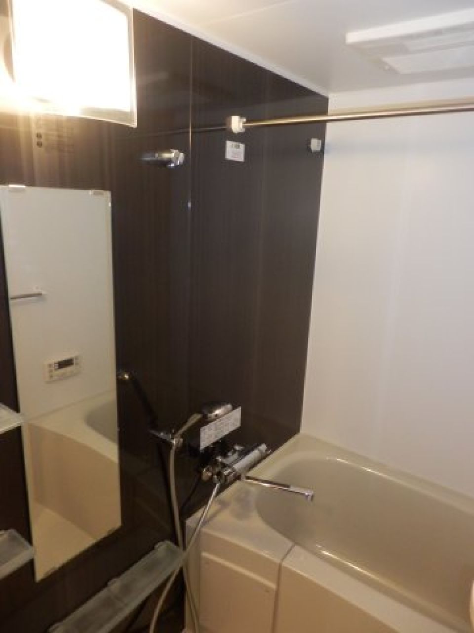 ブラウンのパネルが採用された浴室です。