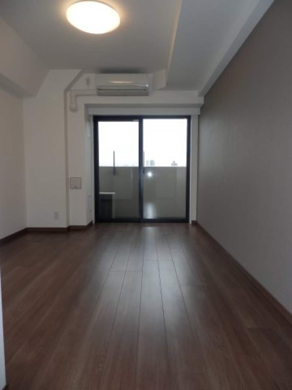 ８．３帖のお部屋です。落ち着いた雰囲気の内装です。