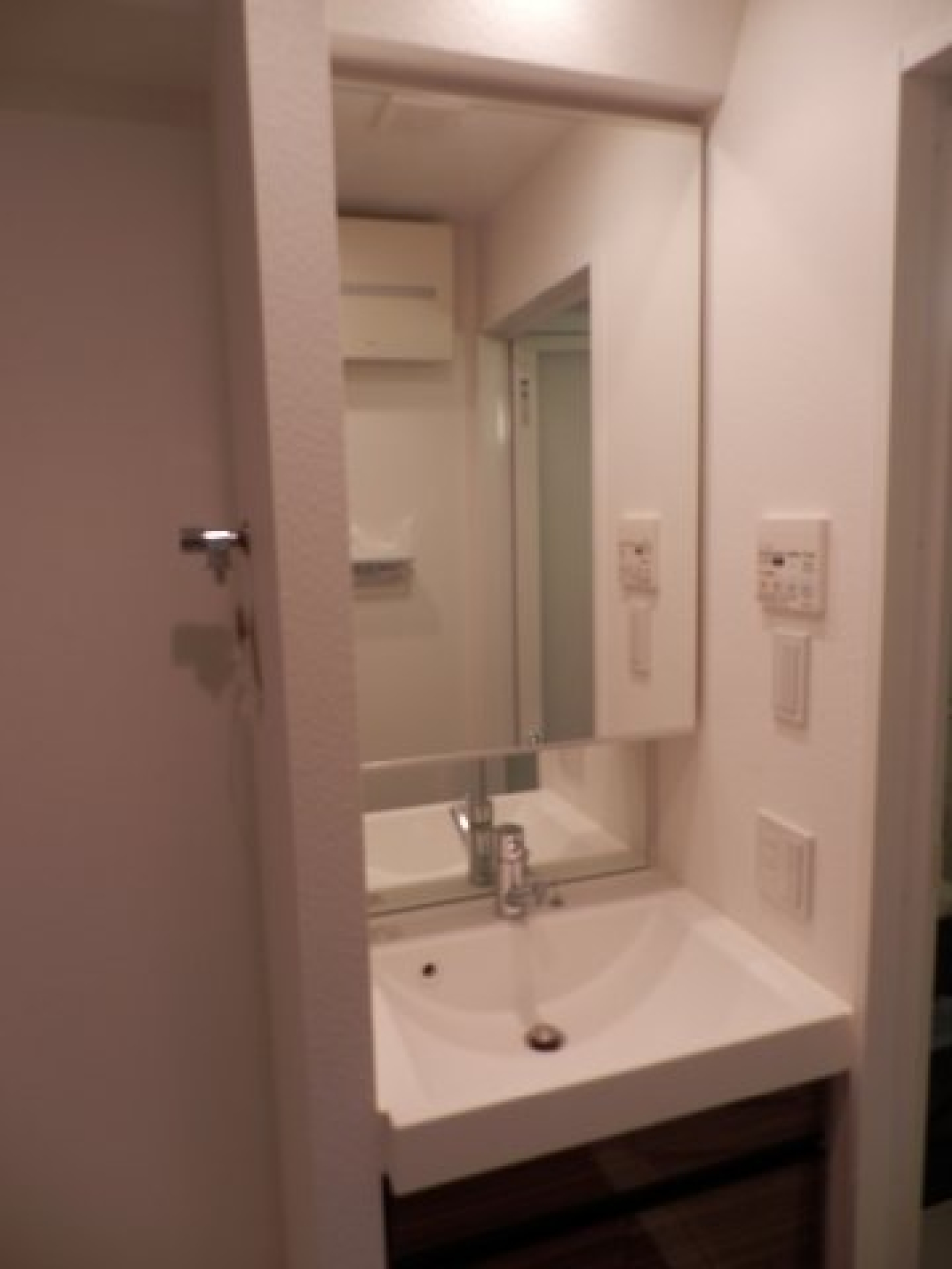 洗面台は洗濯機の横に置くことが出来ます。