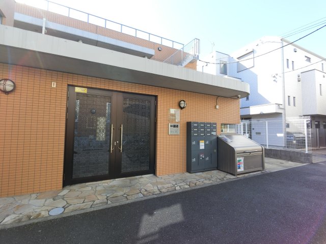 3階建ての建物の1－2階の位置になっています。