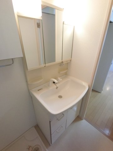 独立洗面台は洗濯機とお隣同士。