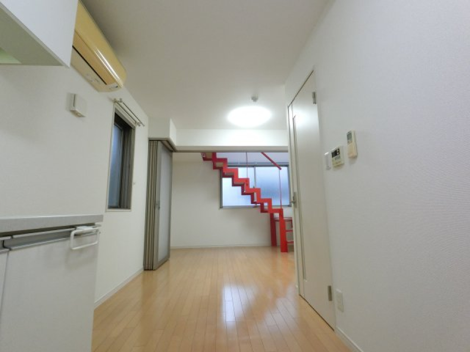 赤色の階段がパッと目につきます！