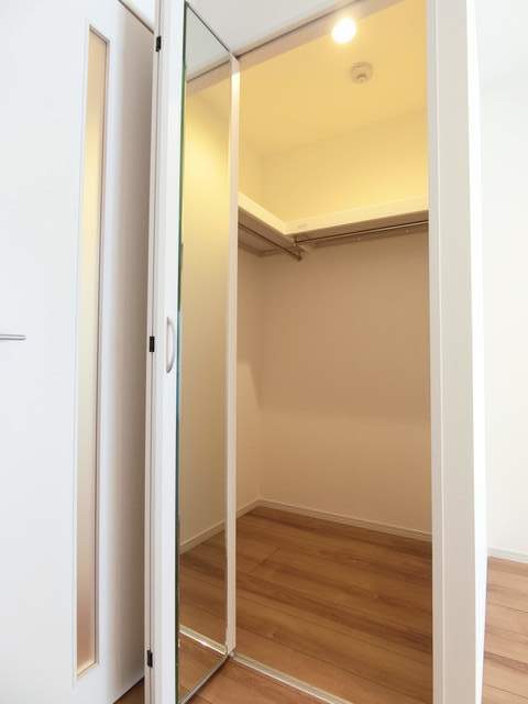 鏡が付いている収納です。とても便利です。