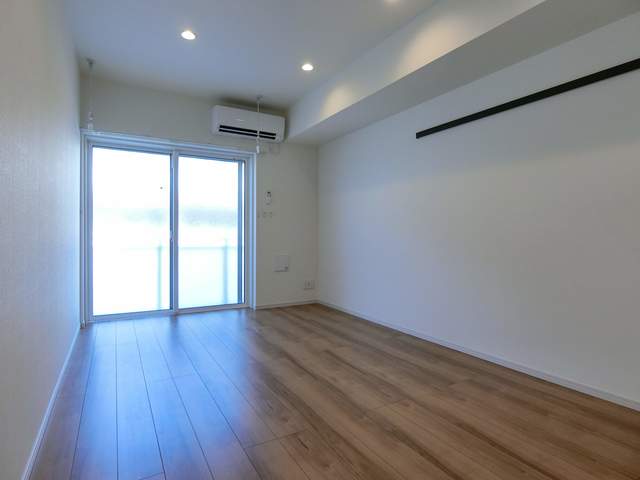 エアコン付きです。壁が白いため明るい雰囲気です。