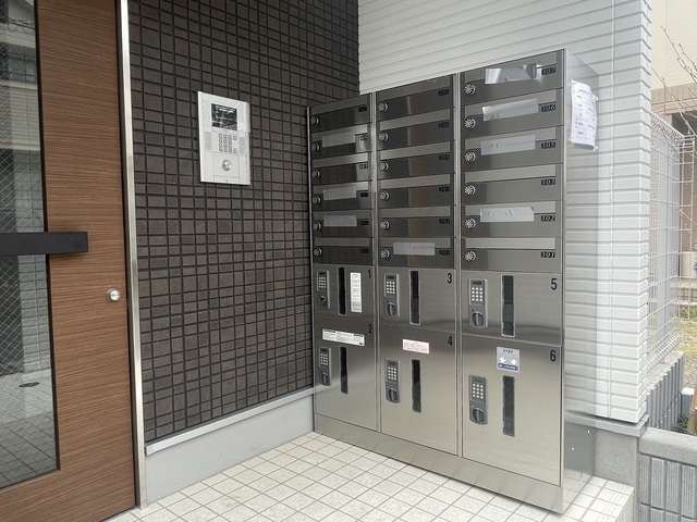 宅配ボックスが付いておりいつでも受け取り可能です。