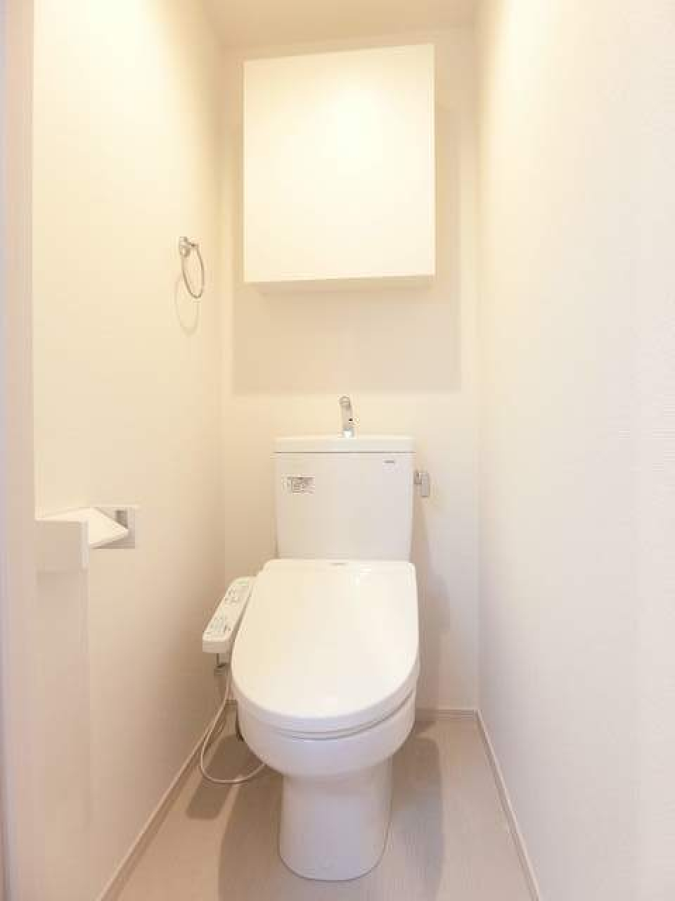 トイレです。頭上に収納棚が付いています。