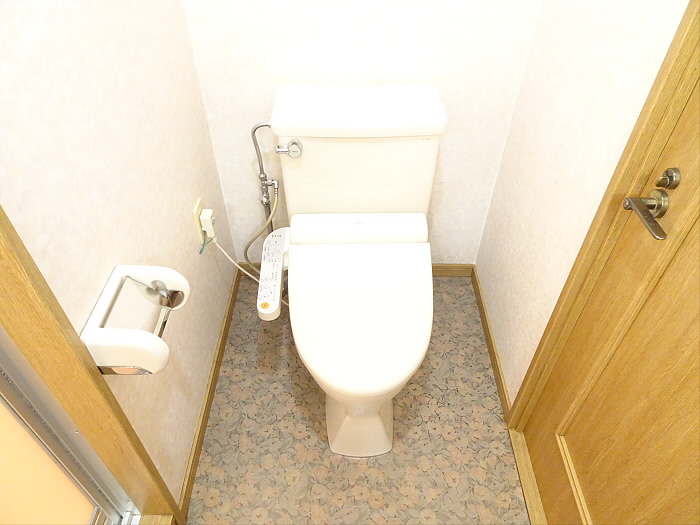 アンティークフラワーな床がかわいいトイレ。