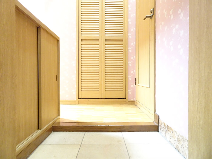 玄関の入った左手にはシューズボックスがあります。