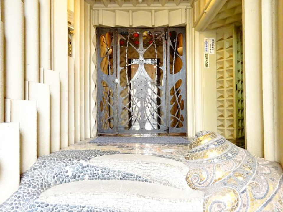 門扉の向こうにはスペインが広がっていますよ。