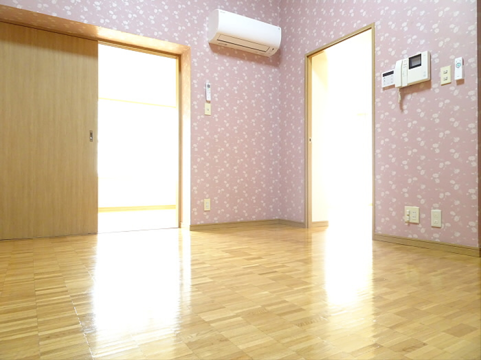 壁紙が気になる人はちょっと頑張って賃貸対応のDIYで自分好みにしてみましょう！