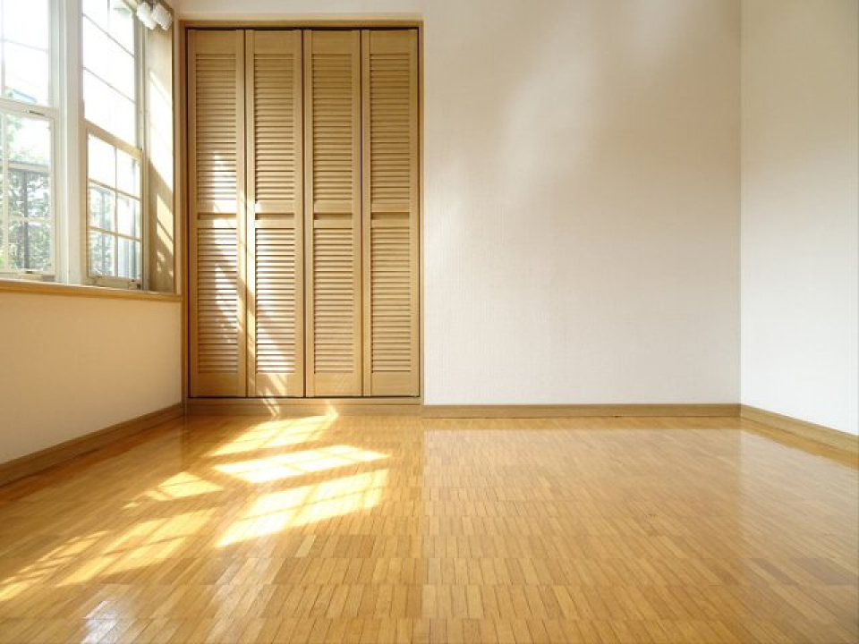 出窓から広がる暖かな光とルーバー扉のクローゼットに、異国情緒を感じます