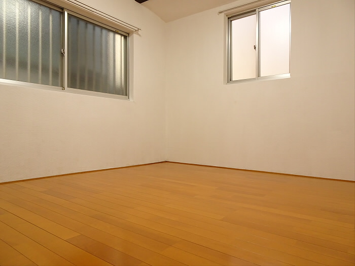 4帖の洋室で窓が2方向からあります。