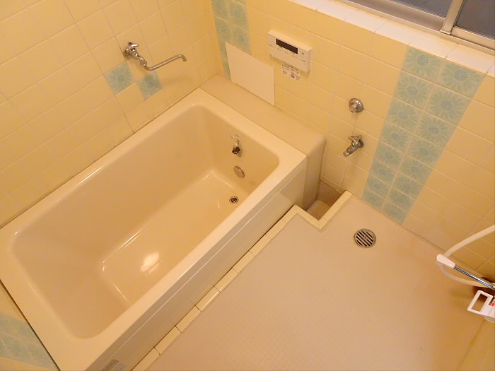 ブルーのタイルが少し入っているのが可愛いです。