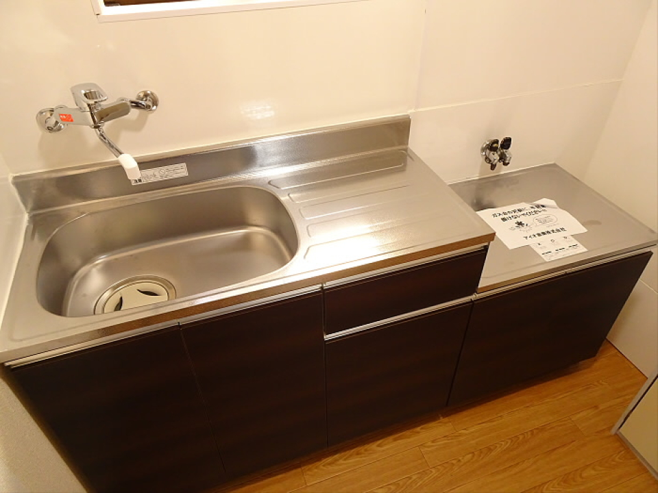 キッチンはまだガスコンロ等導入されていません。