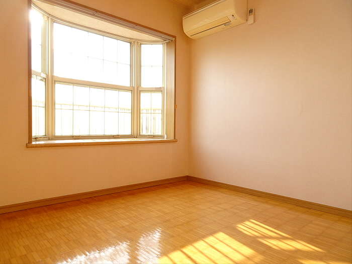 出窓から広がる暖かな光とルーバー扉のクローゼットに、異国情緒を感じます