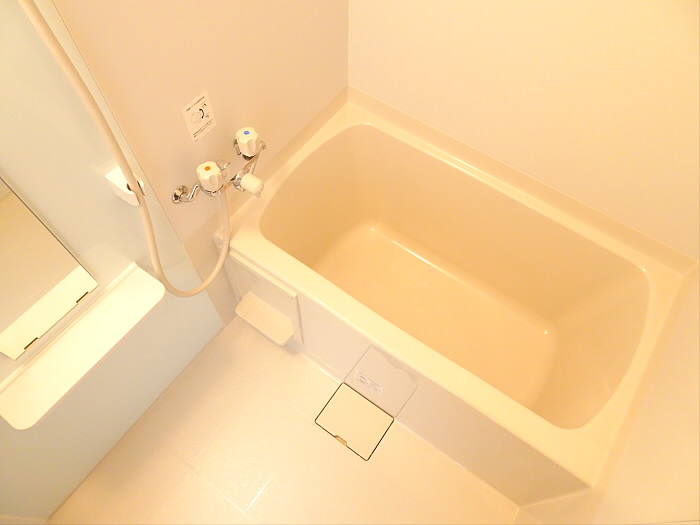 白くまとめられた浴室の様子。