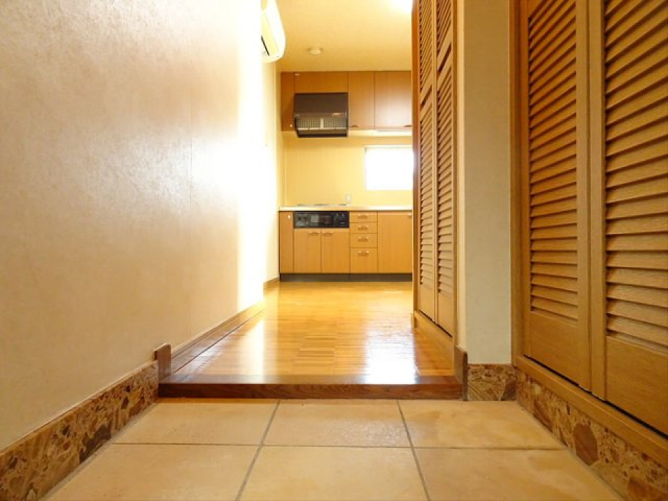 玄関の右手側にシューズボックスがあります。