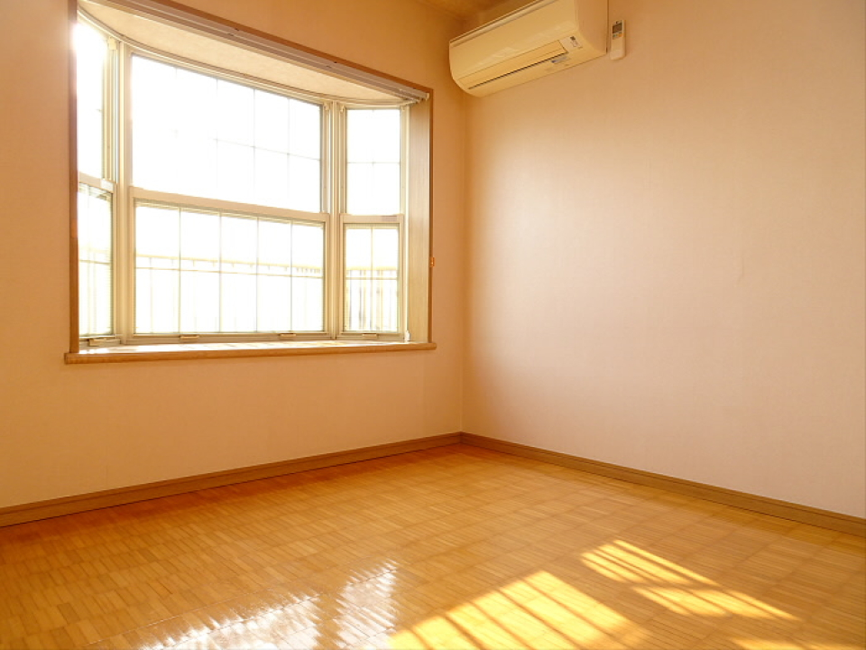 出窓から広がる暖かな光とルーバー扉のクローゼットに、異国情緒を感じます