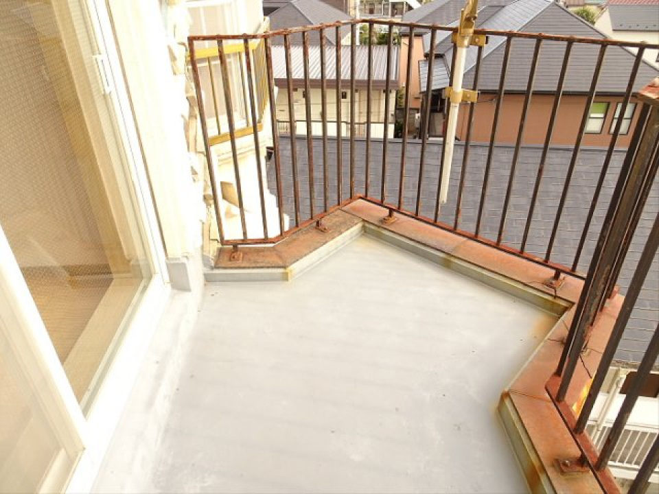 お花いっぱいにしたくなるバルコニーです。