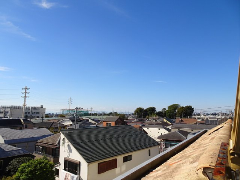 ５階建ての建物の４階に位置しています。