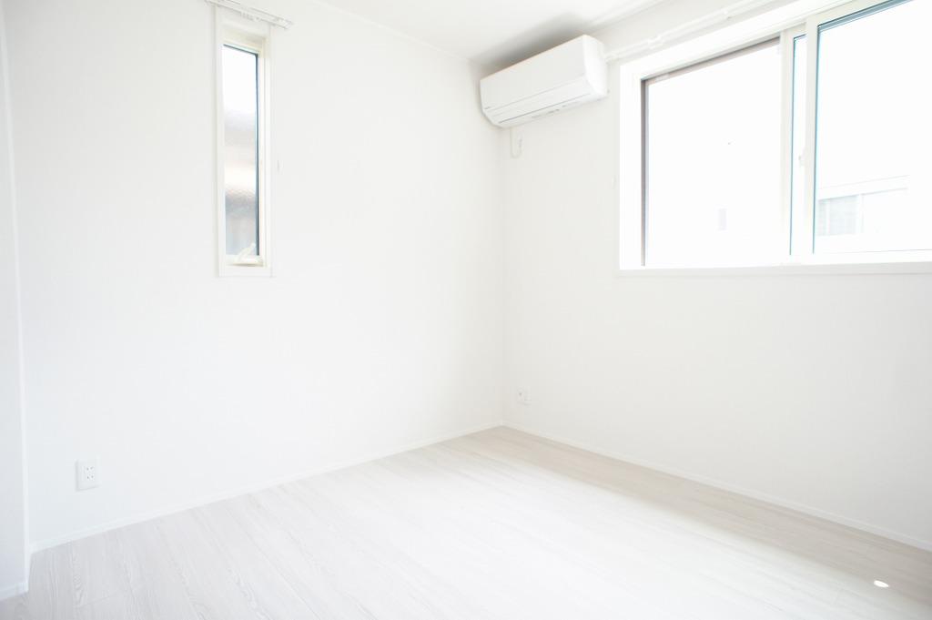 6帖の洋室も白で統一されており、気持ちの良い目覚めが待っています。
