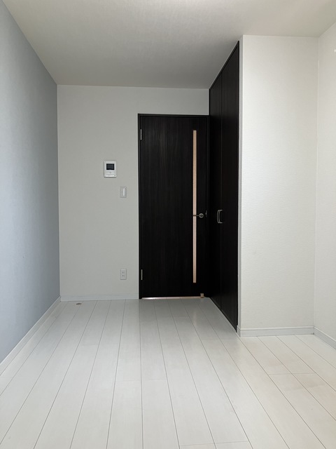 グレーの壁紙の洋室です。