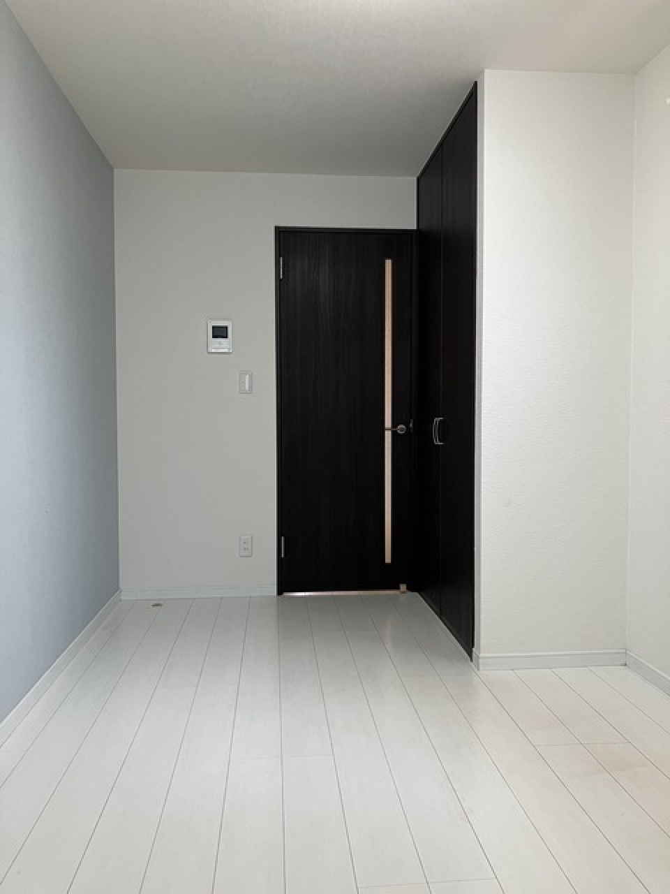 グレーの壁紙の洋室です。