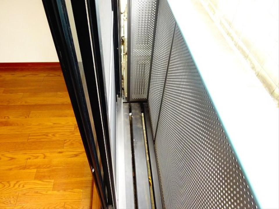 バルコニーは狭い印象。
