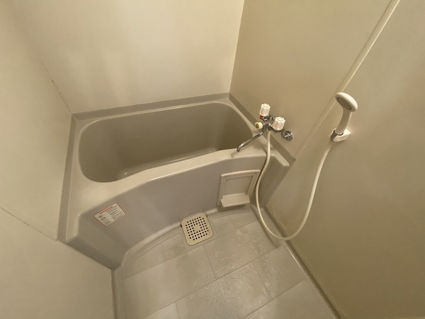 白くまとめられた浴室です。