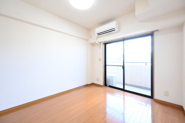 大きな窓から入る光が心地よいリビング。