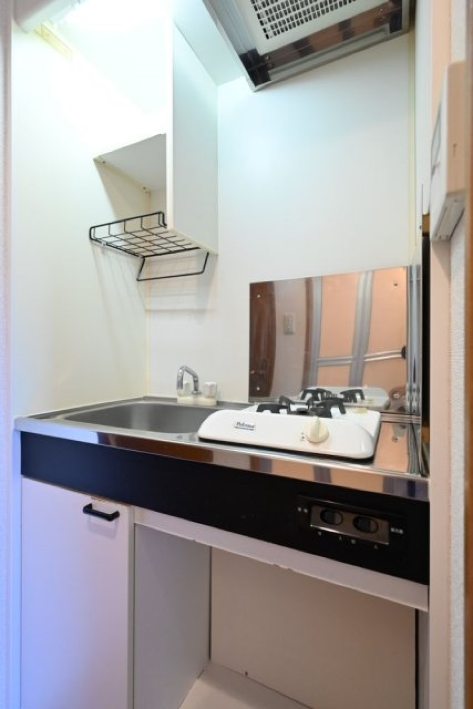 キッチンは作業スペースがないため、作業台などが必須。