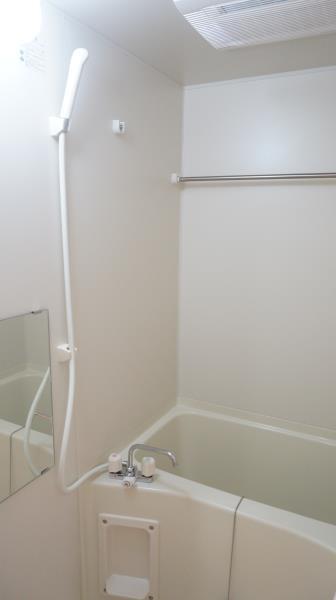 シンプルな白い浴室です。