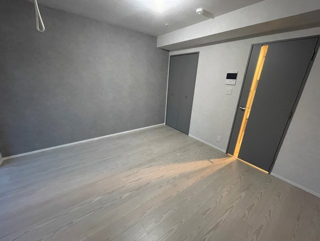 グレーの壁紙から落ち着いた雰囲気を感じます。