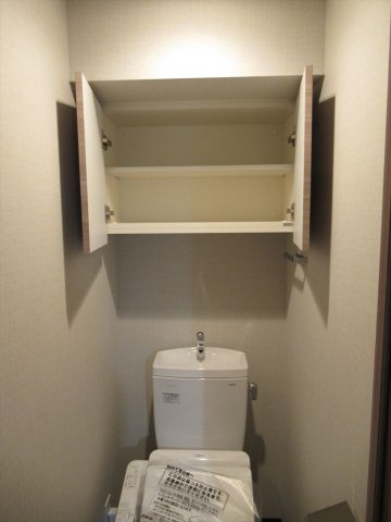 トイレです。頭上に収納棚が付いています。