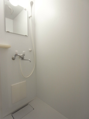 シャワールームです。シンプルな造りです。