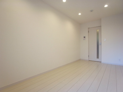 ホワイトカラーで部屋が広く見えます。