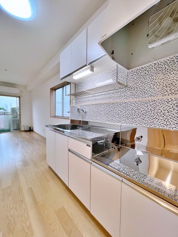 キッチンの様子。コンロ等はまだ設置されていません。