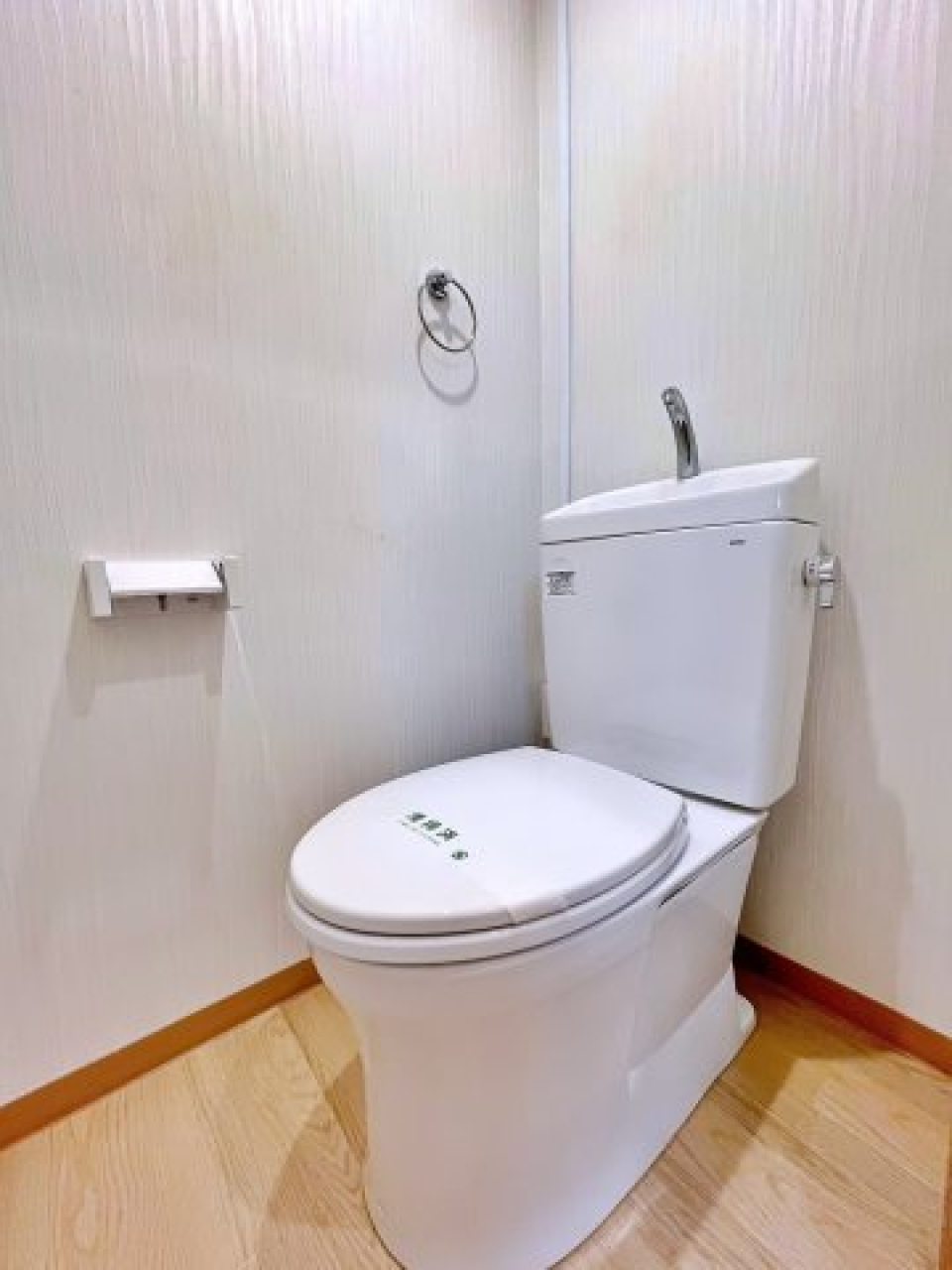 シンプルなトイレ。