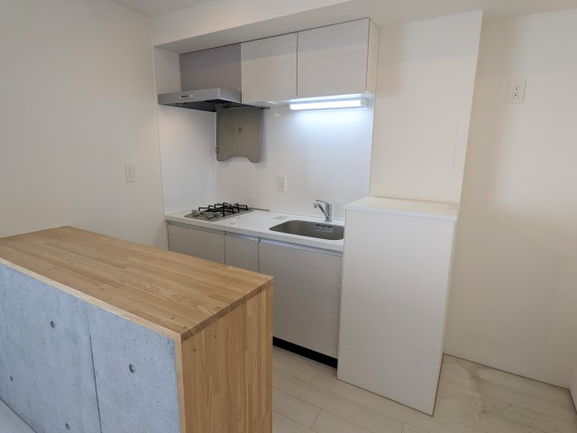 ２口のガスコンロに、カウンターもついています。