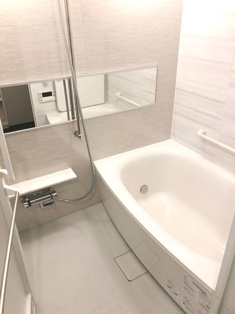 浴室乾燥機付きの広々としたお風呂です。
※写真は同タイプ住戸です。