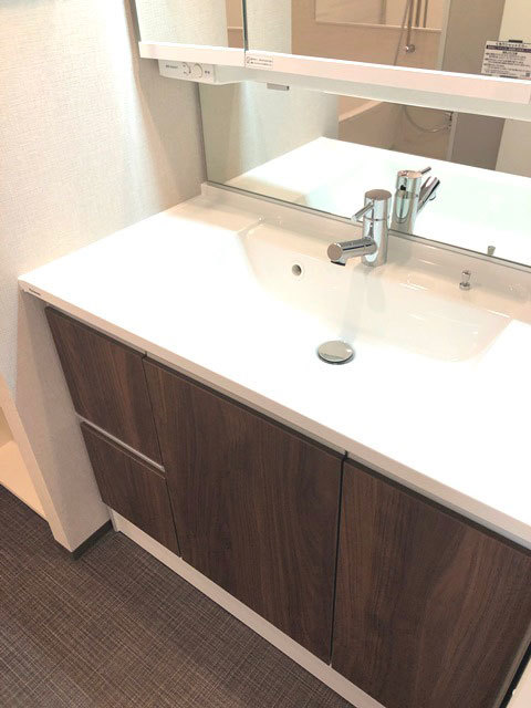 洗面台も鏡が大きく、清潔感に溢れています！
※写真は同タイプ住戸です。