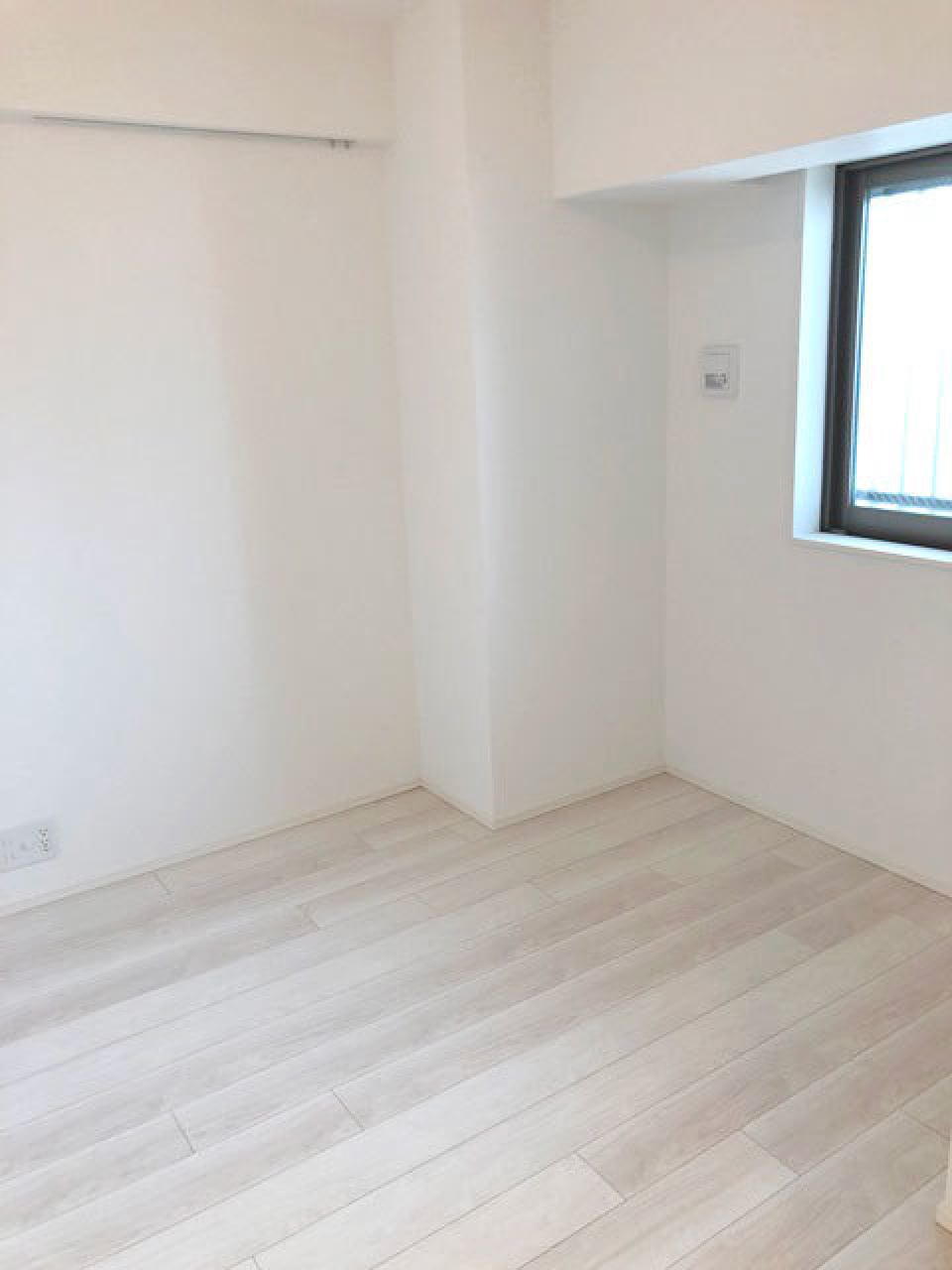 ベッドルームは4.5帖で、
白を基調としたお部屋なので、広々として見えます！
※写真は同タイプ住戸です。